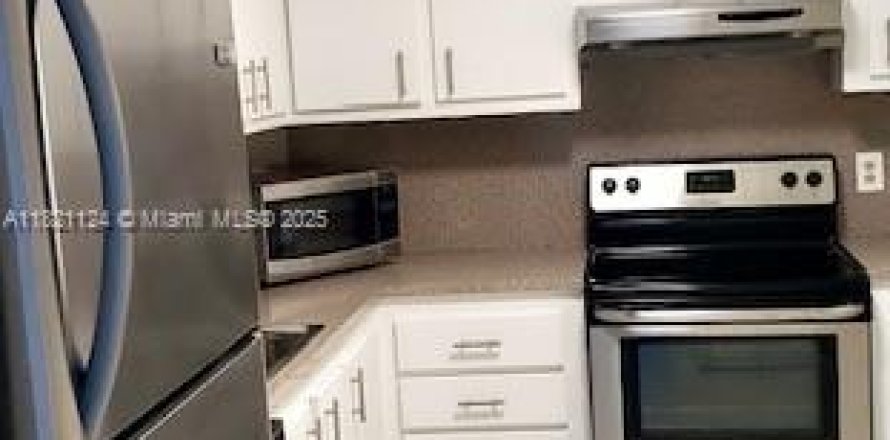 Кондоминиум с 2 спальнями в Холливуд, Флорида № 1957949