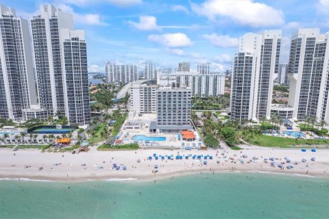 Condominio en venta en Sunny Isles Beach, Florida, 1 dormitorio, 33.44 m2 № 1770321 - foto 2