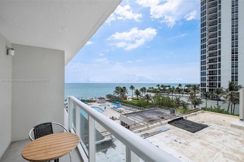 Condominio en venta en Sunny Isles Beach, Florida, 1 dormitorio, 33.44 m2 № 1770321 - foto 3