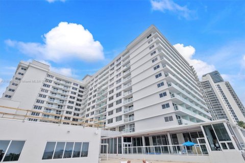 Condominio en venta en Sunny Isles Beach, Florida, 1 dormitorio, 33.44 m2 № 1770321 - foto 15