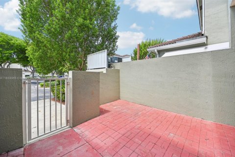 Townhouse in Homestead, Florida 3 bedrooms, 176.98 sq.m. № 1816477 - photo 16