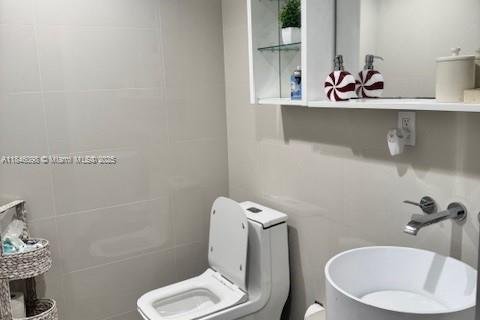 House in Hialeah, Florida 3 bedrooms, 276.66 sq.m. № 1940739 - photo 4