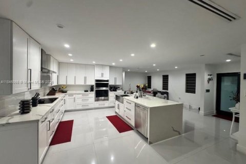 House in Hialeah, Florida 3 bedrooms, 276.66 sq.m. № 1940739 - photo 5