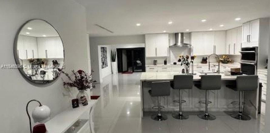 House in Hialeah, Florida 3 bedrooms, 276.66 sq.m. № 1940739