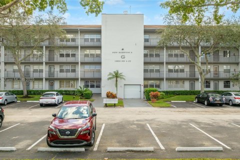 Condominio en venta en Pembroke Pines, Florida, 2 dormitorios, 108.32 m2 № 1975911 - foto 1