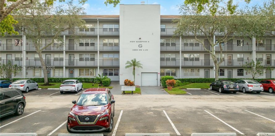 Condominio en Pembroke Pines, Florida, 2 dormitorios  № 1975911