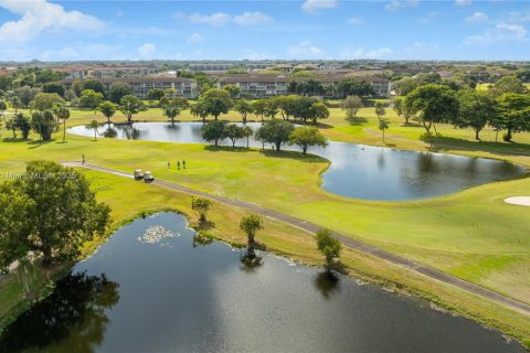 Condominio en venta en Pembroke Pines, Florida, 2 dormitorios, 108.32 m2 № 1975911 - foto 24