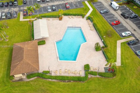 Condominio en venta en Pembroke Pines, Florida, 2 dormitorios, 108.32 m2 № 1975911 - foto 26