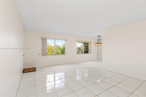 Condominio en venta en Pembroke Pines, Florida, 2 dormitorios, 108.32 m2 № 1975911 - foto 5