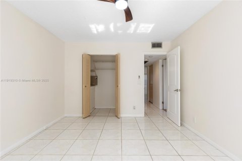 Condominio en venta en Pembroke Pines, Florida, 2 dormitorios, 108.32 m2 № 1975911 - foto 15