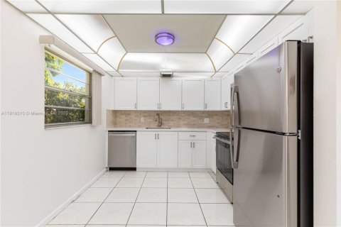 Condominio en venta en Pembroke Pines, Florida, 2 dormitorios, 108.32 m2 № 1975911 - foto 3