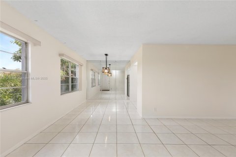 Condominio en venta en Pembroke Pines, Florida, 2 dormitorios, 108.32 m2 № 1975911 - foto 2