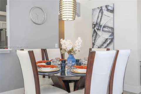 Casa en venta en Kissimmee, Florida, 4 dormitorios, 534.19 m2 № 2018171 - foto 17