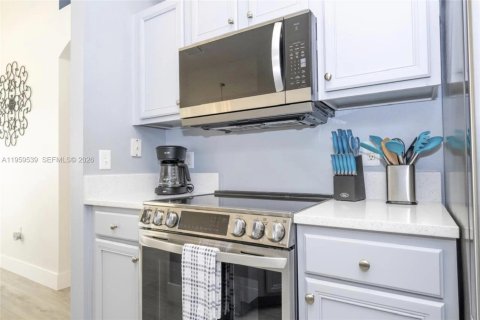 Casa en venta en Kissimmee, Florida, 4 dormitorios, 534.19 m2 № 2018171 - foto 14