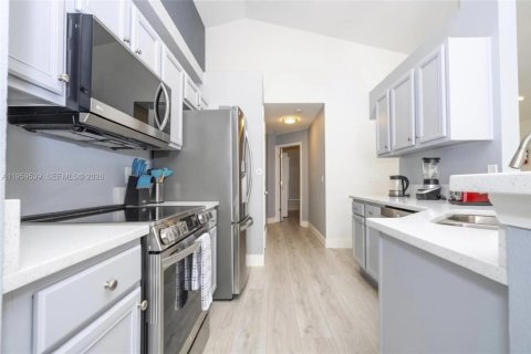 Casa en venta en Kissimmee, Florida, 4 dormitorios, 534.19 m2 № 2018171 - foto 13