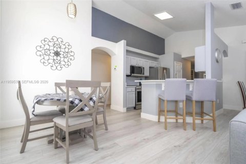 Casa en venta en Kissimmee, Florida, 4 dormitorios, 534.19 m2 № 2018171 - foto 10