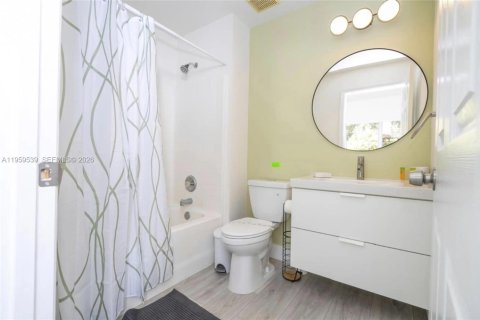 Casa en venta en Kissimmee, Florida, 4 dormitorios, 534.19 m2 № 2018171 - foto 19