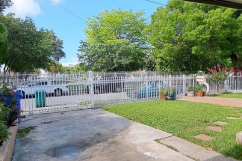 House in Miami, Florida 3 bedrooms, 154.22 sq.m. № 2087083 - photo 2