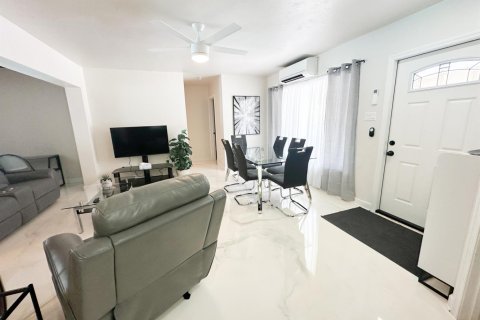 Apartment in Hallandale Beach, Florida 2 bedrooms, 83.61 sq.m. № 2247169 - photo 4
