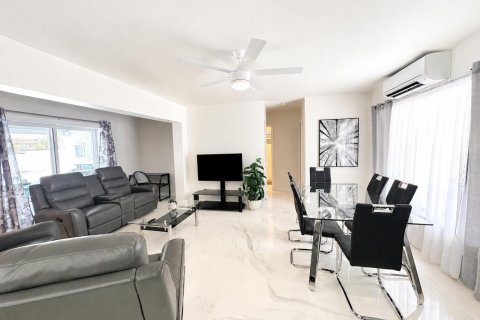 Apartment in Hallandale Beach, Florida 2 bedrooms, 83.61 sq.m. № 2247169 - photo 3