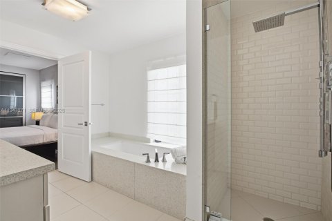 Condominio en venta en Miami Beach, Florida, 4 dormitorios, 259.1 m2 № 2089520 - foto 25