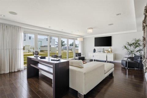 Condominio en venta en Miami Beach, Florida, 4 dormitorios, 259.1 m2 № 2089520 - foto 9