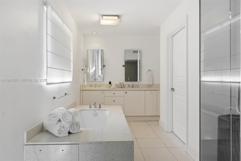 Condominio en venta en Miami Beach, Florida, 4 dormitorios, 259.1 m2 № 2089520 - foto 17