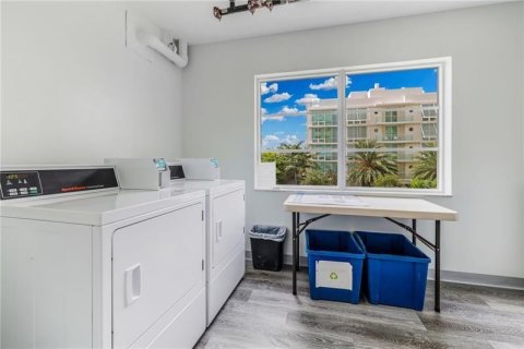 Condo in Fort Lauderdale, Florida, 2 bedrooms  № 860477 - photo 1