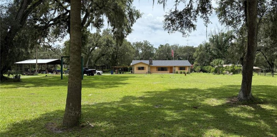 House in Bushnell, Florida 3 bedrooms, 221.57 sq.m. № 1822686