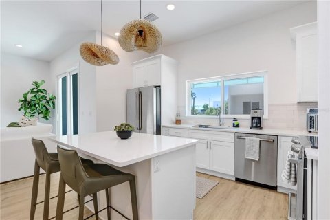 Condo in Saint Petersburg, Florida, 5 bedrooms № 2236823 - photo 8