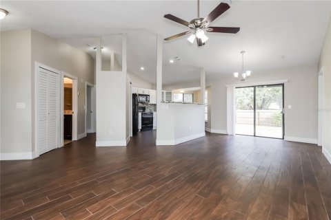 Casa en alquiler en Brandon, Florida, 3 dormitorios, 125.51 m2 № 1912693 - foto 2