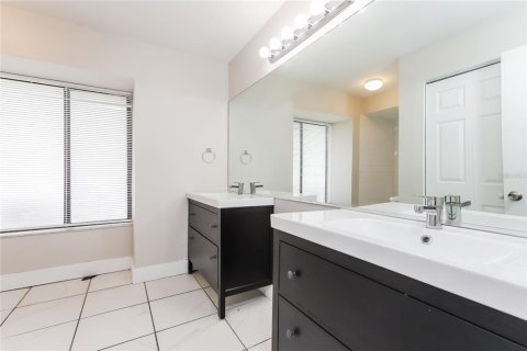Casa en alquiler en Brandon, Florida, 3 dormitorios, 125.51 m2 № 1912693 - foto 9