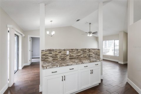 Casa en alquiler en Brandon, Florida, 3 dormitorios, 125.51 m2 № 1912693 - foto 5