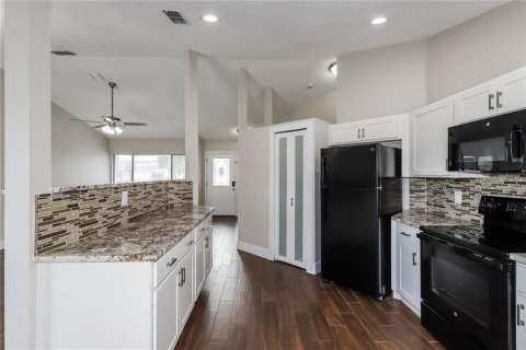 Casa en alquiler en Brandon, Florida, 3 dormitorios, 125.51 m2 № 1912693 - foto 4