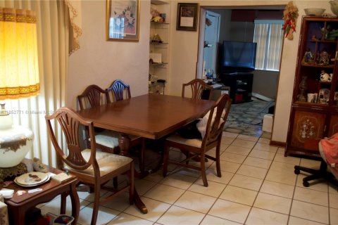 House in Miami, Florida 3 bedrooms, 133.13 sq.m. № 1867349 - photo 6