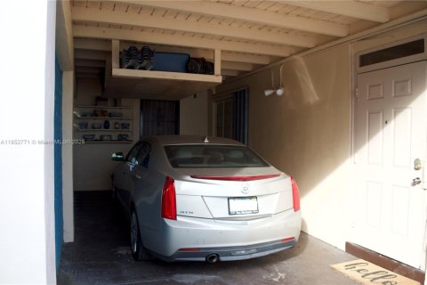 House in Miami, Florida 3 bedrooms, 133.13 sq.m. № 1867349 - photo 2