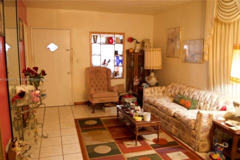 House in Miami, Florida 3 bedrooms, 133.13 sq.m. № 1867349 - photo 5