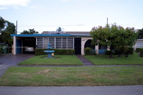 House in Miami, Florida 3 bedrooms, 133.13 sq.m. № 1867349 - photo 1