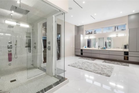 Casa en venta en Miami, Florida, 10 dormitorios, 2583.43 m2 № 1078922 - foto 25
