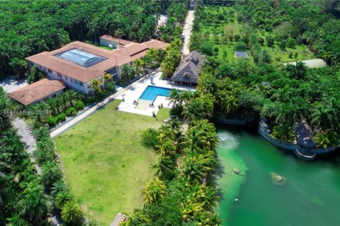 Casa en venta en Miami, Florida, 10 dormitorios, 2583.43 m2 № 1078922 - foto 2