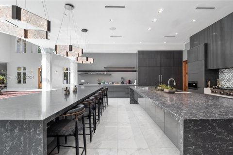 Casa en venta en Miami, Florida, 10 dormitorios, 2583.43 m2 № 1078922 - foto 11
