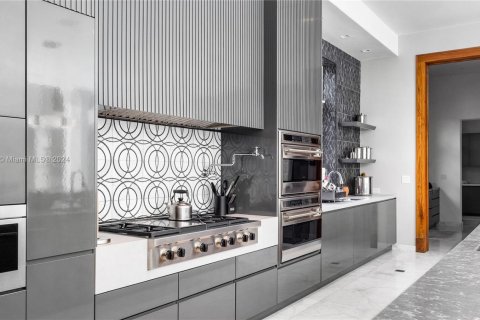 Casa en venta en Miami, Florida, 10 dormitorios, 2583.43 m2 № 1078922 - foto 10
