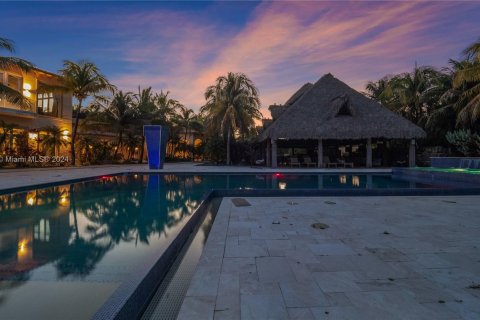 Casa en venta en Miami, Florida, 10 dormitorios, 2583.43 m2 № 1078922 - foto 4