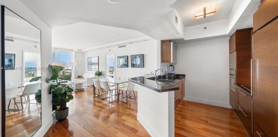 Condominio en Miami Beach, Florida, 2 dormitorios  № 1986924