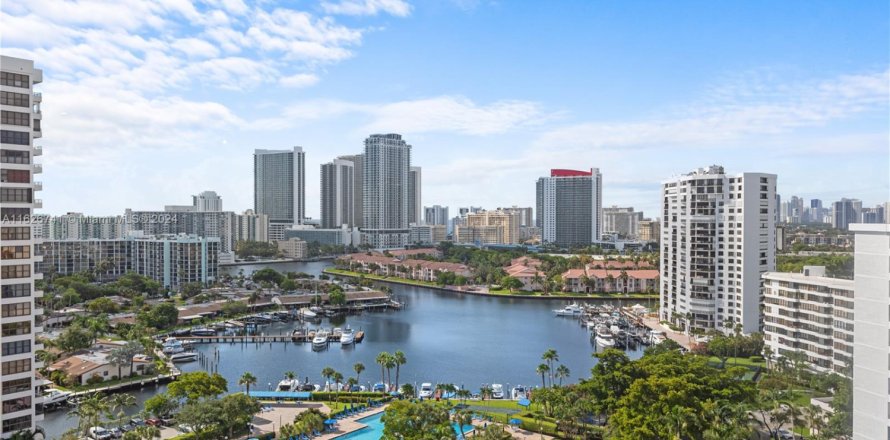 Condominio en Hallandale Beach, Florida, 2 dormitorios № 1962867