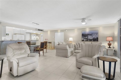 Condominio en venta en Hallandale Beach, Florida, 2 dormitorios, 130.06 m2 № 1962867 - foto 6