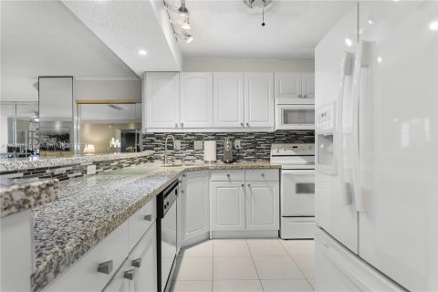 Condominio en venta en Hallandale Beach, Florida, 2 dormitorios, 130.06 m2 № 1962867 - foto 15