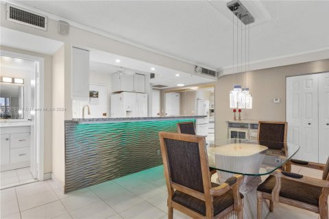 Condominio en venta en Hallandale Beach, Florida, 2 dormitorios, 130.06 m2 № 1962867 - foto 11