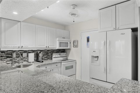 Condominio en venta en Hallandale Beach, Florida, 2 dormitorios, 130.06 m2 № 1962867 - foto 14