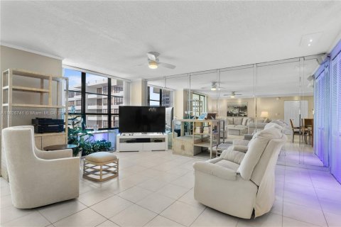 Condominio en venta en Hallandale Beach, Florida, 2 dormitorios, 130.06 m2 № 1962867 - foto 8